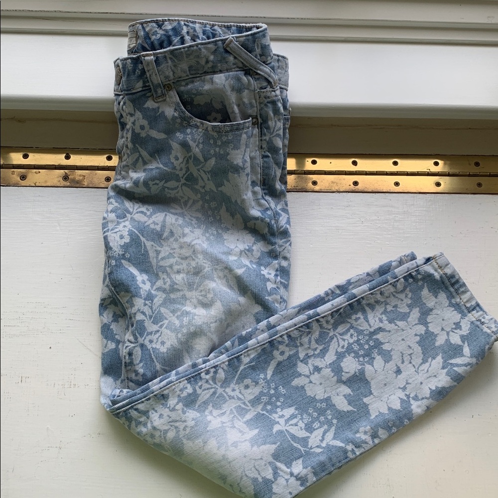 FREE PEOPLE Floral Hawaiian Print Blue and White Ankle Jeans - Picture 3 of 9